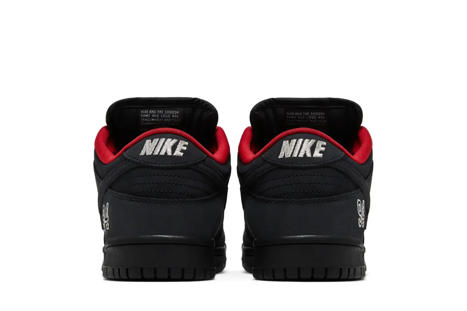 Tênis Nike SB Dunk Low Supreme 94 Black Preto detalhe frontal