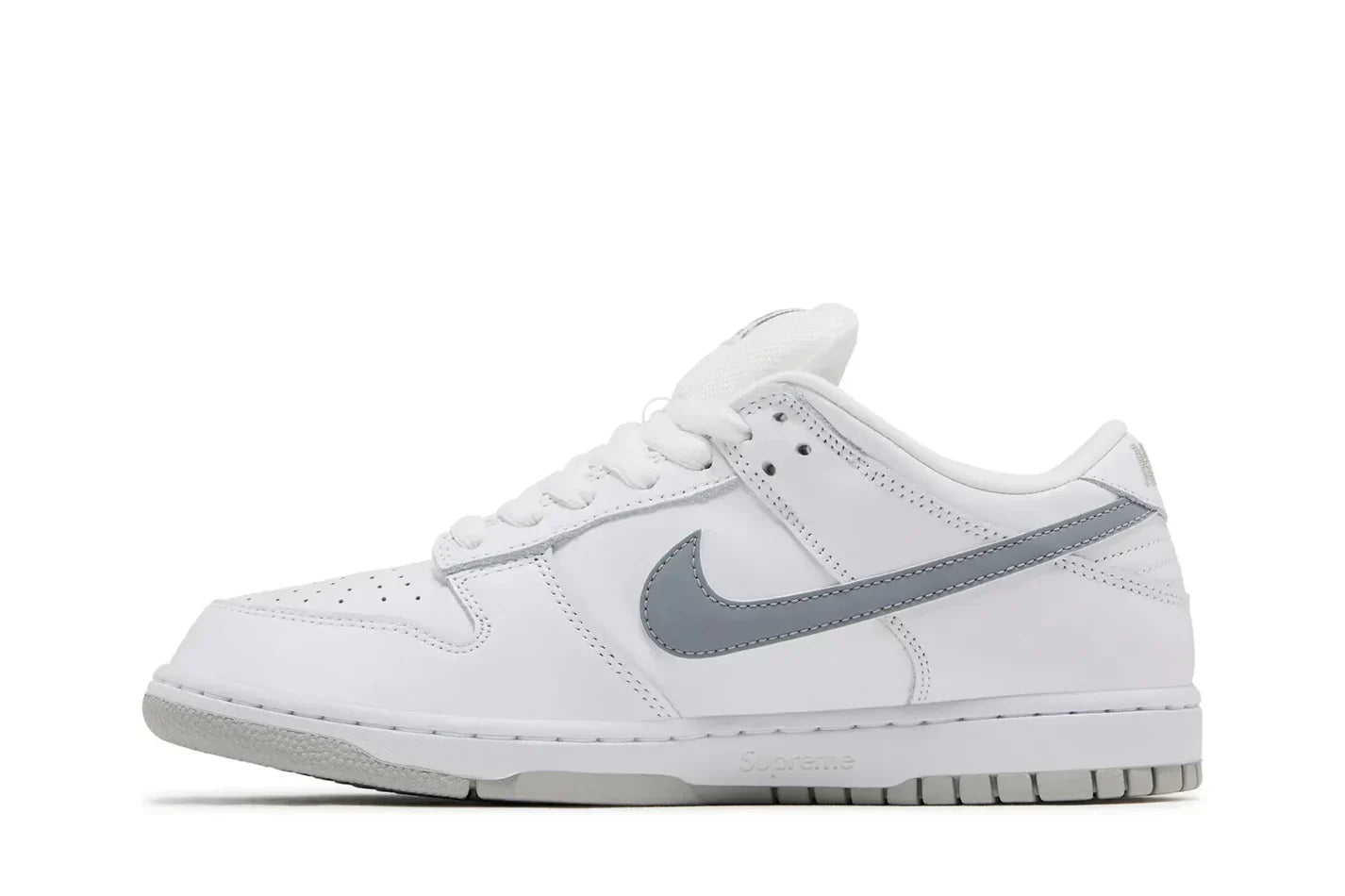 Tênis Nike SB Dunk Low Supreme 94 White Metallic Silver Branco detalhe do solado