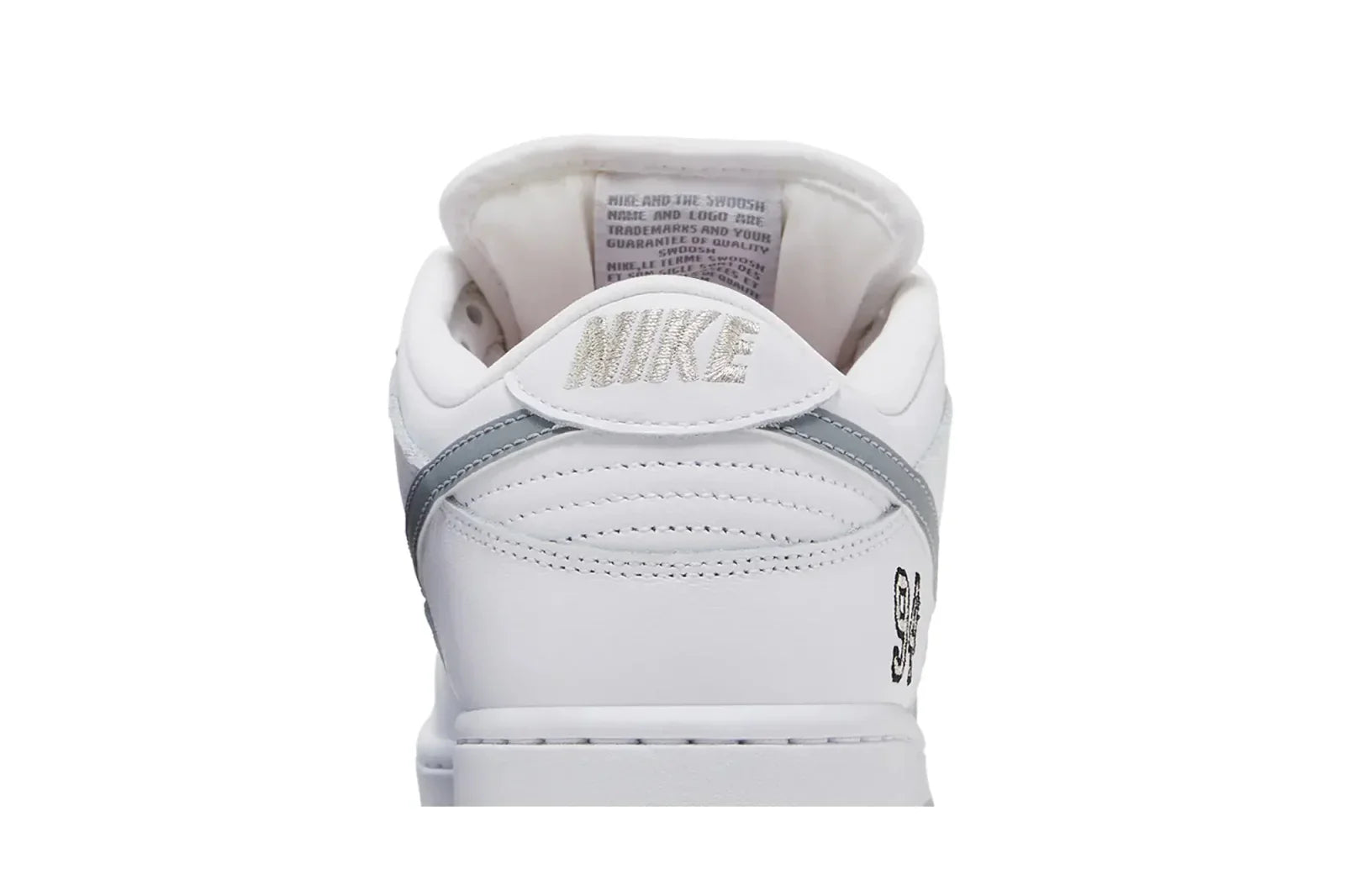 Tênis Nike SB Dunk Low Supreme 94 White Metallic Silver Branco detalhe do material