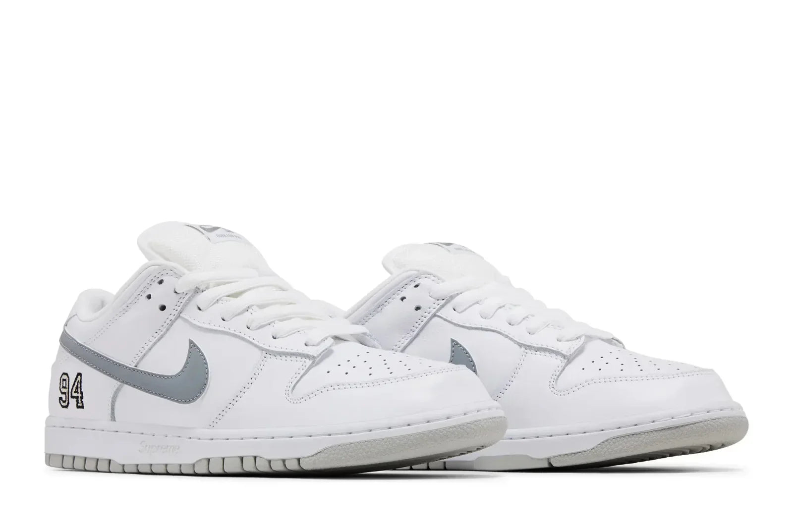 Tênis Nike SB Dunk Low Supreme 94 White Metallic Silver Branco detalhe frontal