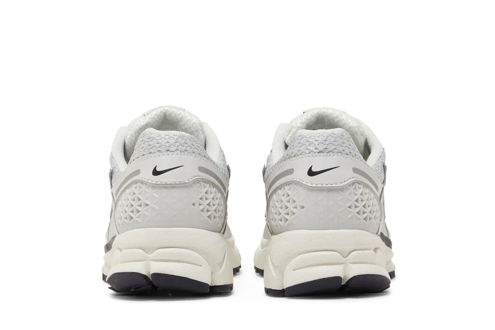Tênis Nike Zoom Vomero 5 Photon Dust Metallic Silver Cinza detalhe do material