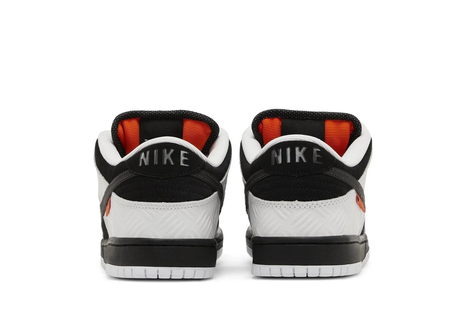 Tênis TIGHTBOOTH x Nike SB Dunk Low Pro Black White Preto detalhe do solado